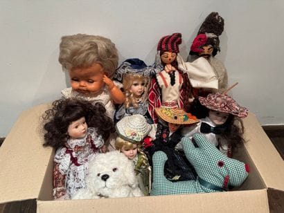 Box of Collectible Dolls - 20th Century
Set...