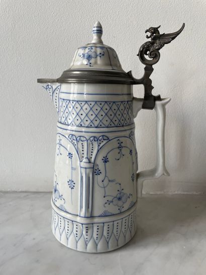 Verseuse couverte en porcelaine à décor bleu...