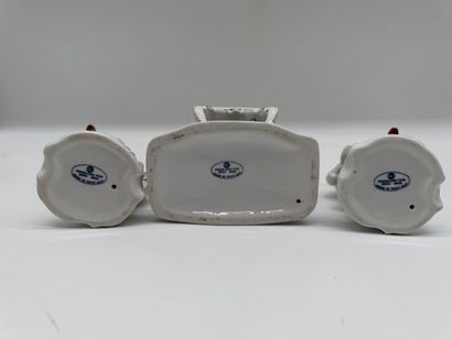 Lot de trois sujets en porcelaine - Scènes...
