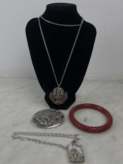Lot Asie : collier en argent 925 à pendentif...