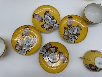 Service à thé asiatique en porcelaine à fond...