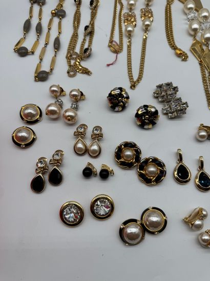 Ensemble de bijoux fantaisies aux tons dominants...