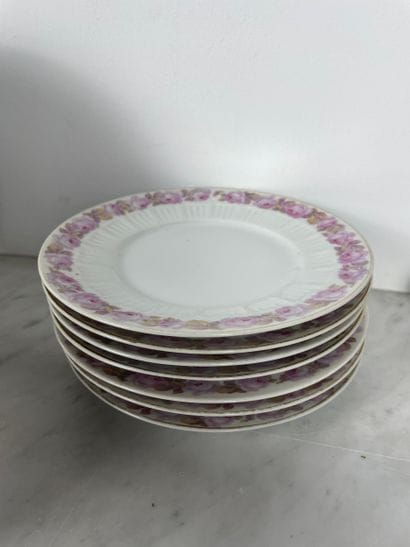 Fraureuth Rose-decorated porcelain service
White...