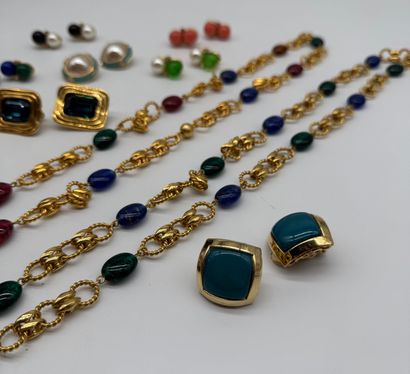 Ensemble de bijoux fantaisies aux tons dominants...