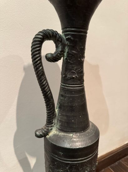 Colonne décorative égyptisante avec tête...