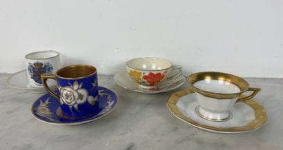 Lot de quatre tasses et sous-tasses en porcelaine,...
