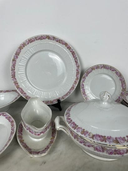 Fraureuth Rose-decorated porcelain service
White...