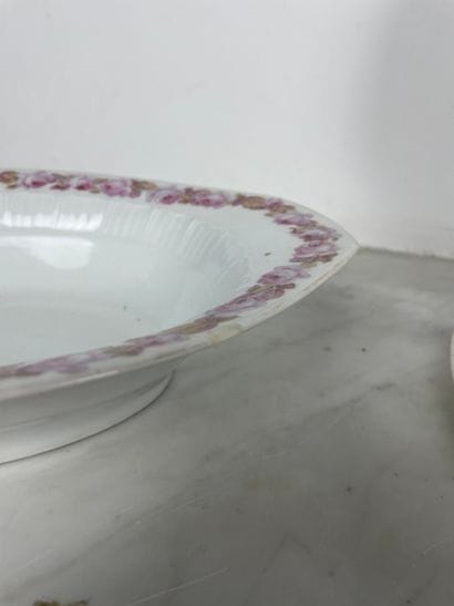 Fraureuth Rose-decorated porcelain service
White...