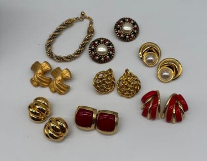 Ensemble de bijoux fantaisies aux tons dominants...