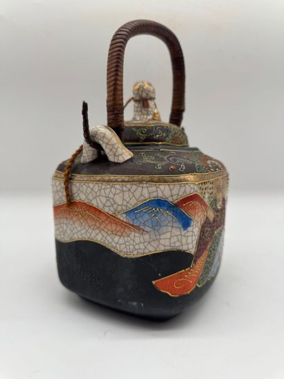Japon, style Satsuma - Théière en faïence...