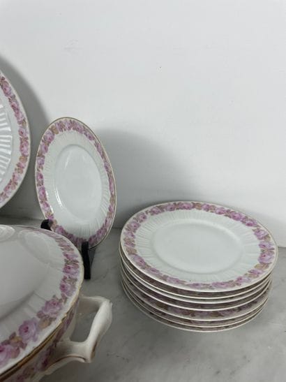 Fraureuth Rose-decorated porcelain service
White...