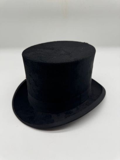 Chapeau haut-de-forme / STEPHAN BOUSSU
Chapeau...