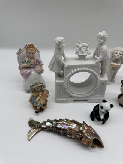 Lot de sujets décoratifs en porcelaine et...