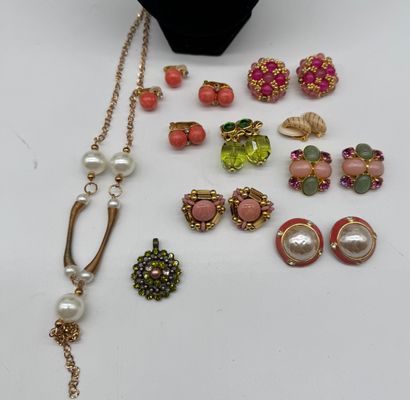 Ensemble de bijoux fantaisies aux tons dominants...