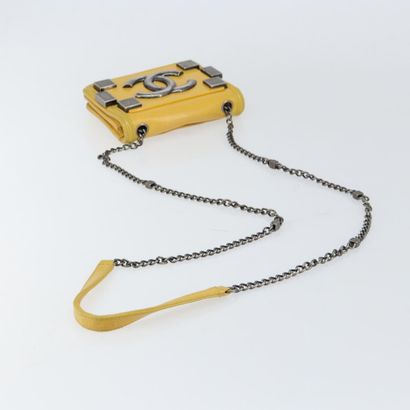 CHANEL Sac « Boy Brick Flap » en cuir jaune,...