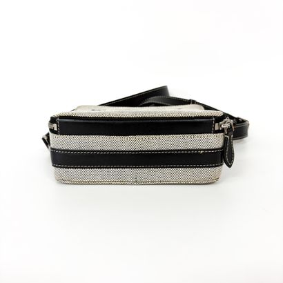 BURBERRY Sac « Horseferry Camera » en toile...