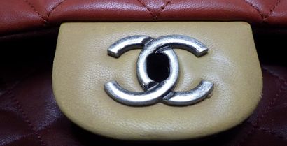 CHANEL Sac « Paris-Edinburgh Flap » en cuir...