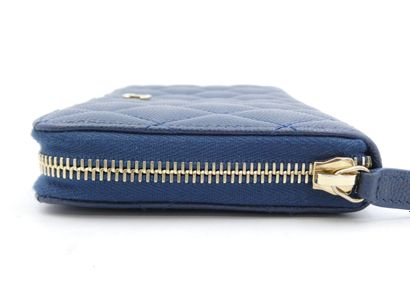 CHANEL Sac « Matelasse » en cuir bleu marine,...