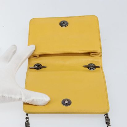 CHANEL Sac « Boy Brick Flap » en cuir jaune,...