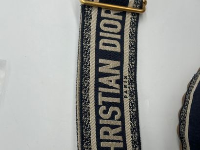CHRISTIAN DIOR Sac « Bucket » en rotin.
Dimensions...