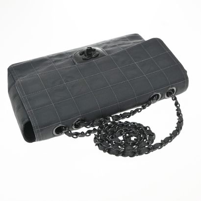 CHANEL Sac « Travel Line Flap » en nylon...