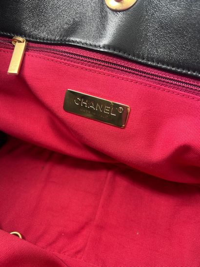 CHANEL Sac « 19 Shopping » en cuir matelassé...