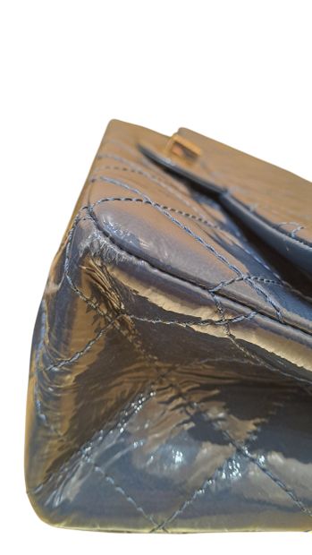 CHANEL Sac « Reissue 2.55 Flap » en cuir...