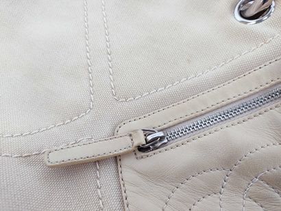 CHANEL Sac « Shopper Tote » en toile brune.
Dimensions...