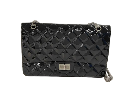 CHANEL Sac « So Black Reissue 2.55 Flap »...