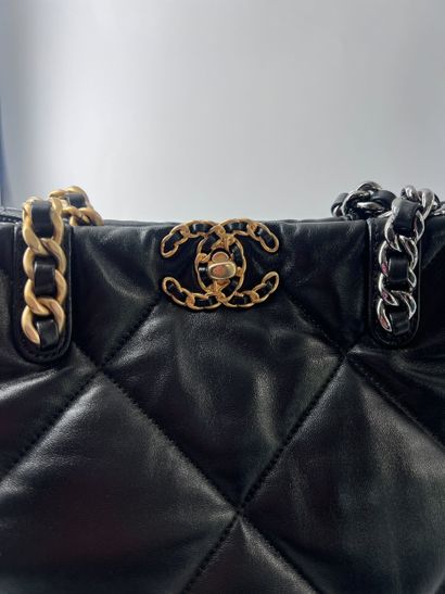 CHANEL Sac « 19 Shopping » en cuir matelassé...