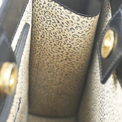 CARTIER Sac « Panthère » en cuir noir.
Dimensions...
