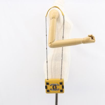 CHANEL Sac « Boy Brick Flap » en cuir jaune,...