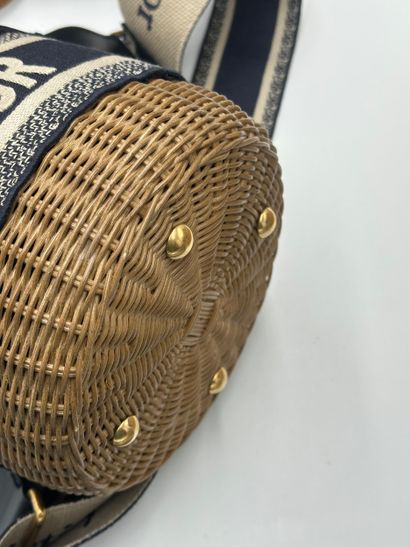 CHRISTIAN DIOR Sac « Bucket » en rotin.
Dimensions...