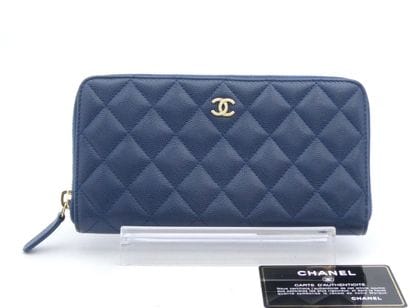CHANEL Sac « Matelasse » en cuir bleu marine,...