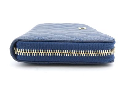 CHANEL Sac « Matelasse » en cuir bleu marine,...