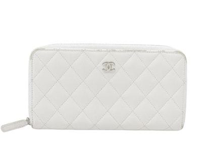 CHANEL Portefeuille « Trifold Flap » en cuir...