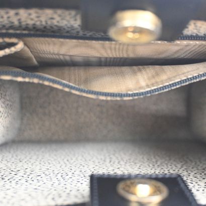 CARTIER Sac « Panthère » en cuir noir.
Dimensions...