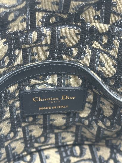 CHRISTIAN DIOR Sac « Bucket » en rotin.
Dimensions...