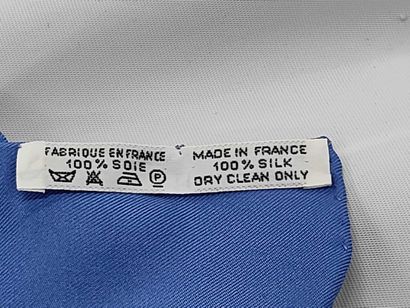 HERMES 90 Carré in blue silk.
Dimensions:...