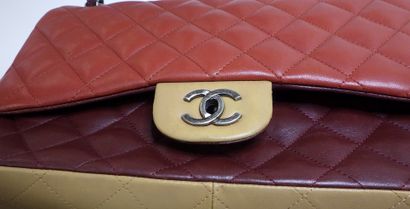 CHANEL Sac « Paris-Edinburgh Flap » en cuir...