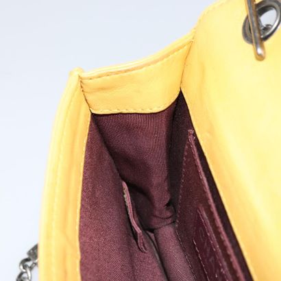 CHANEL Sac « Boy Brick Flap » en cuir jaune,...