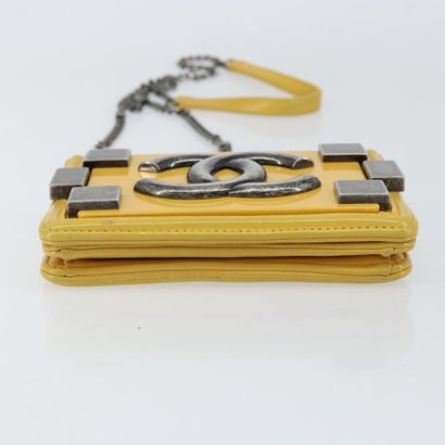 CHANEL Sac « Boy Brick Flap » en cuir jaune,...