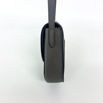 CELINE Sac « Trotteur » en cuir gris, taille...