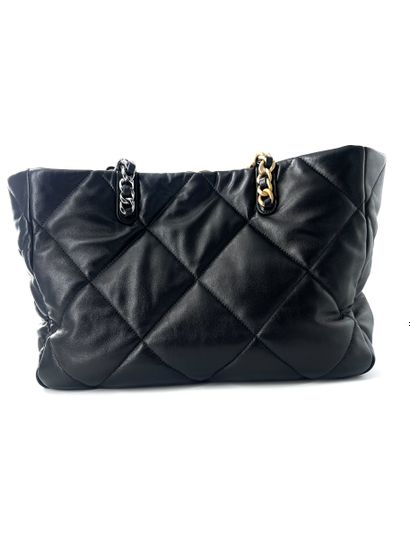 CHANEL Sac « 19 Shopping » en cuir matelassé...