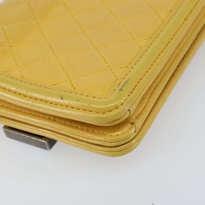 CHANEL Sac « Boy Brick Flap » en cuir jaune,...