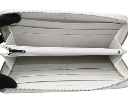 CHANEL Portefeuille « Trifold Flap » en cuir...