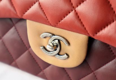 CHANEL Sac « Paris-Edinburgh Flap » en cuir...