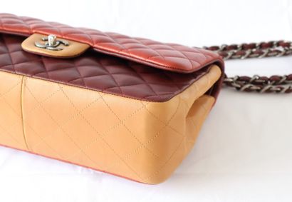 CHANEL Sac « Paris-Edinburgh Flap » en cuir...