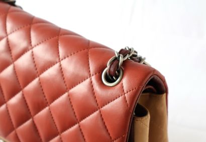 CHANEL Sac « Paris-Edinburgh Flap » en cuir...
