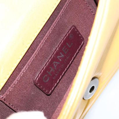CHANEL Sac « Boy Brick Flap » en cuir jaune,...